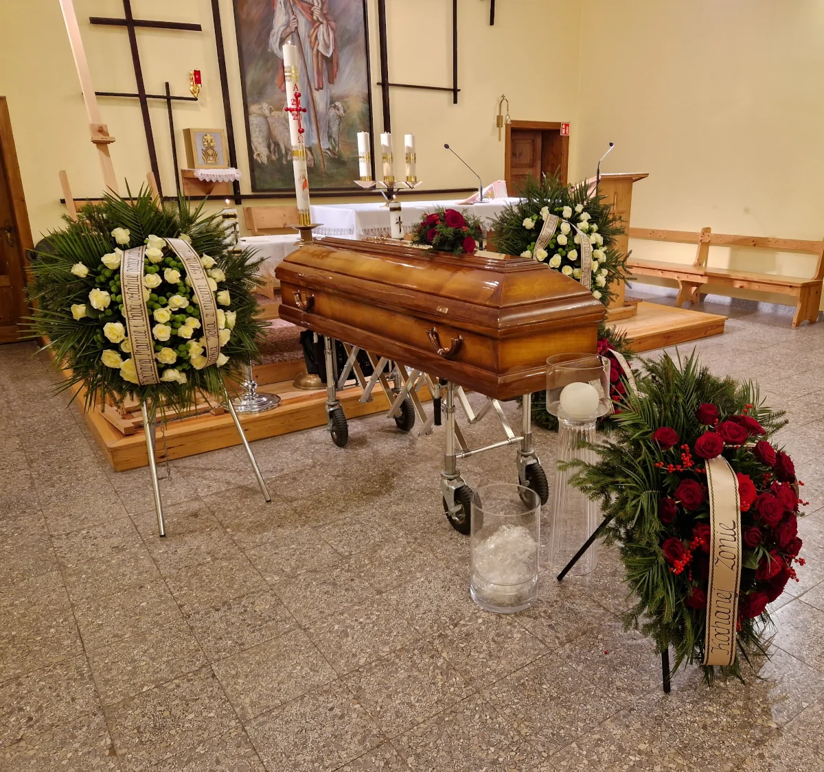 Tradycyjny pogrzeb z trumną